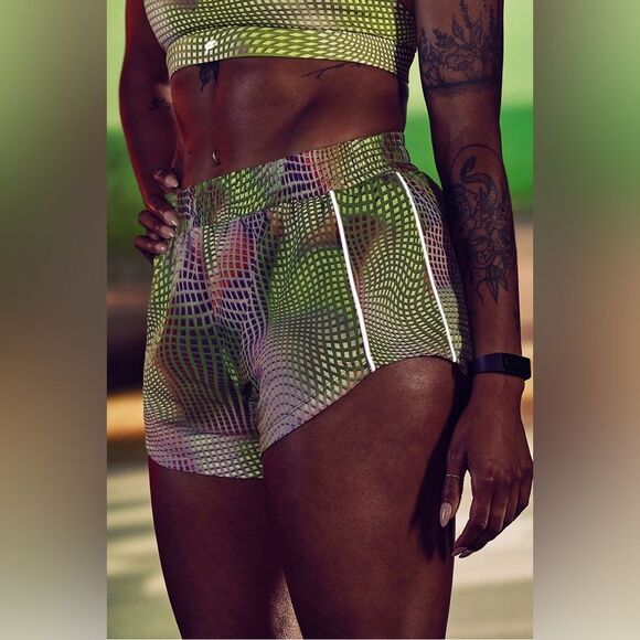 Fabletics NWOT Vibrant Women's Shorts - M - Picture 2 of 13